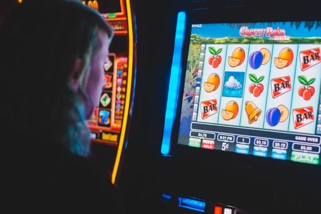 woman-infront-of-slot-machine